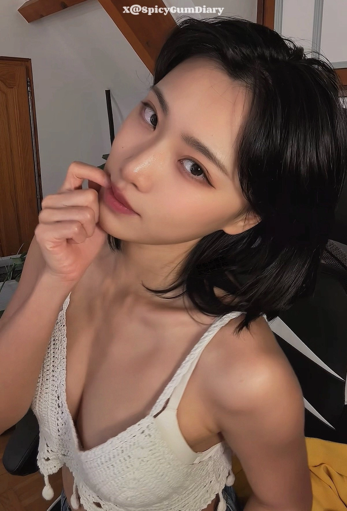 长头发的女人和一个白色坦克顶部。