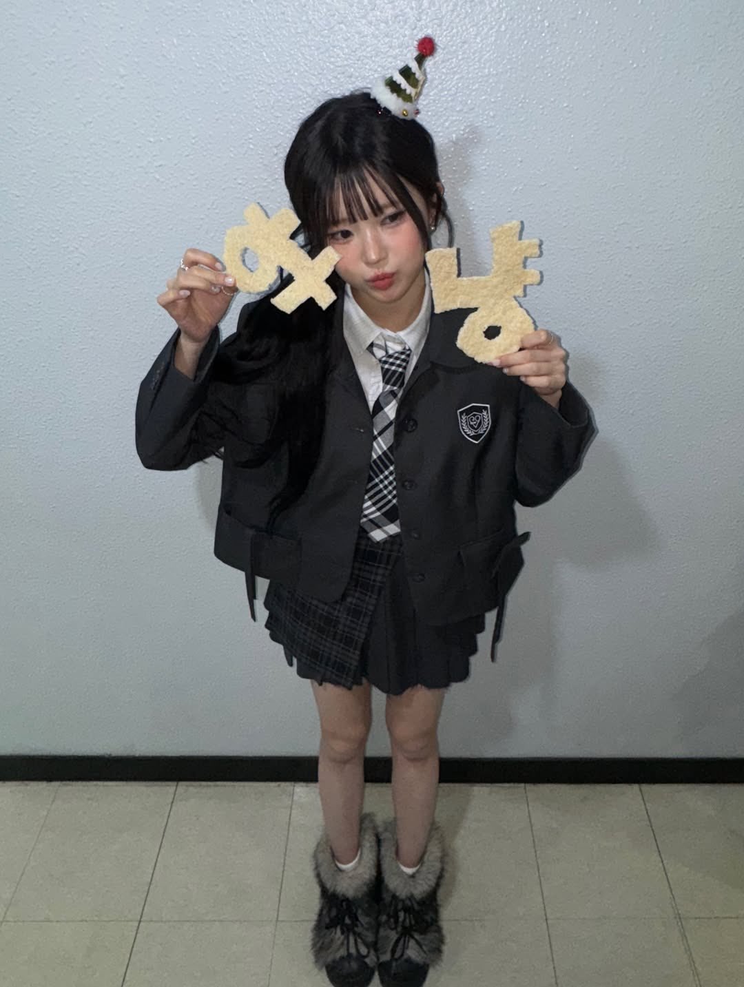 穿着黑白裙子的女孩站在楼梯上。