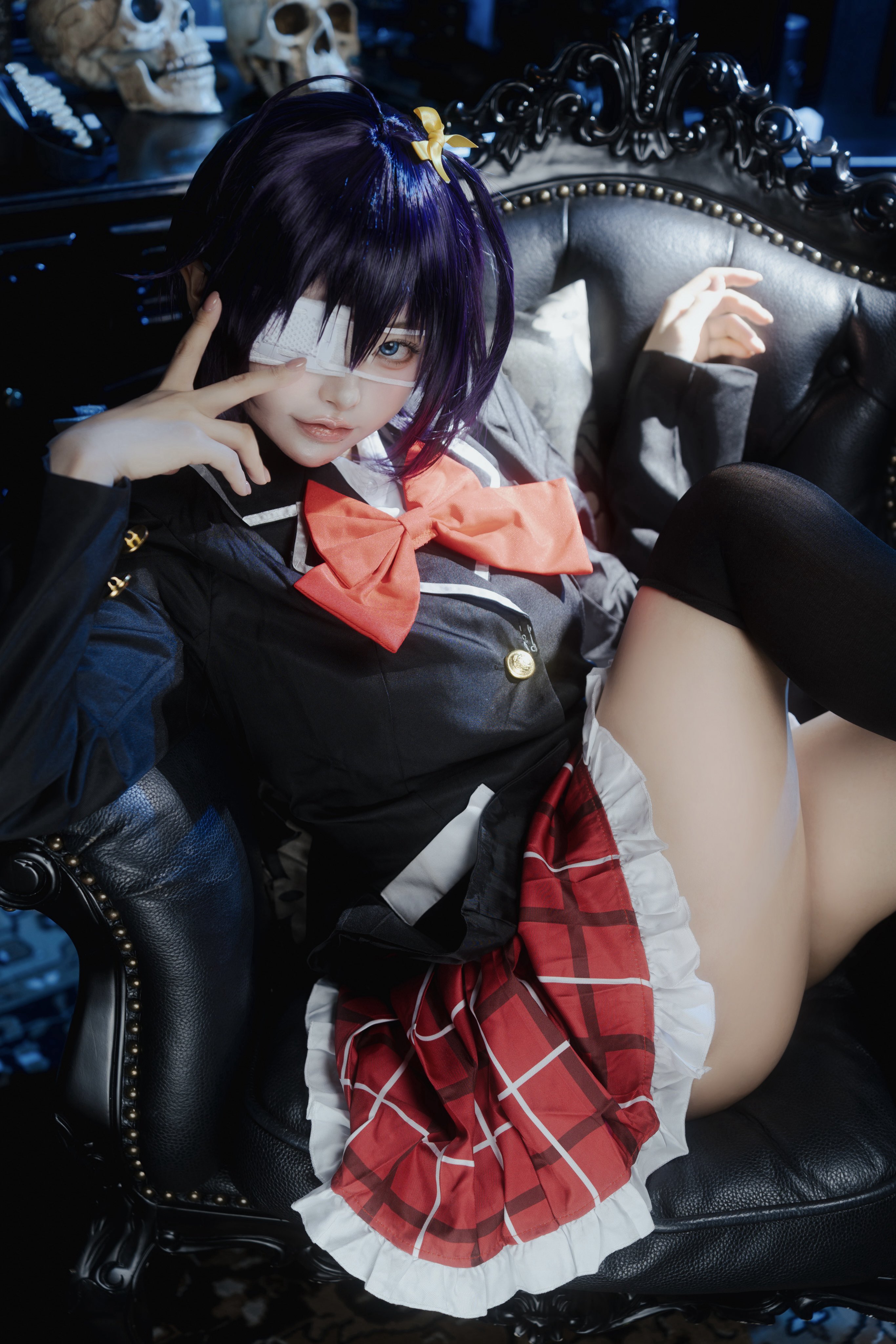 戴着黑色和红色支票裙子的女孩和一个红色的弓。