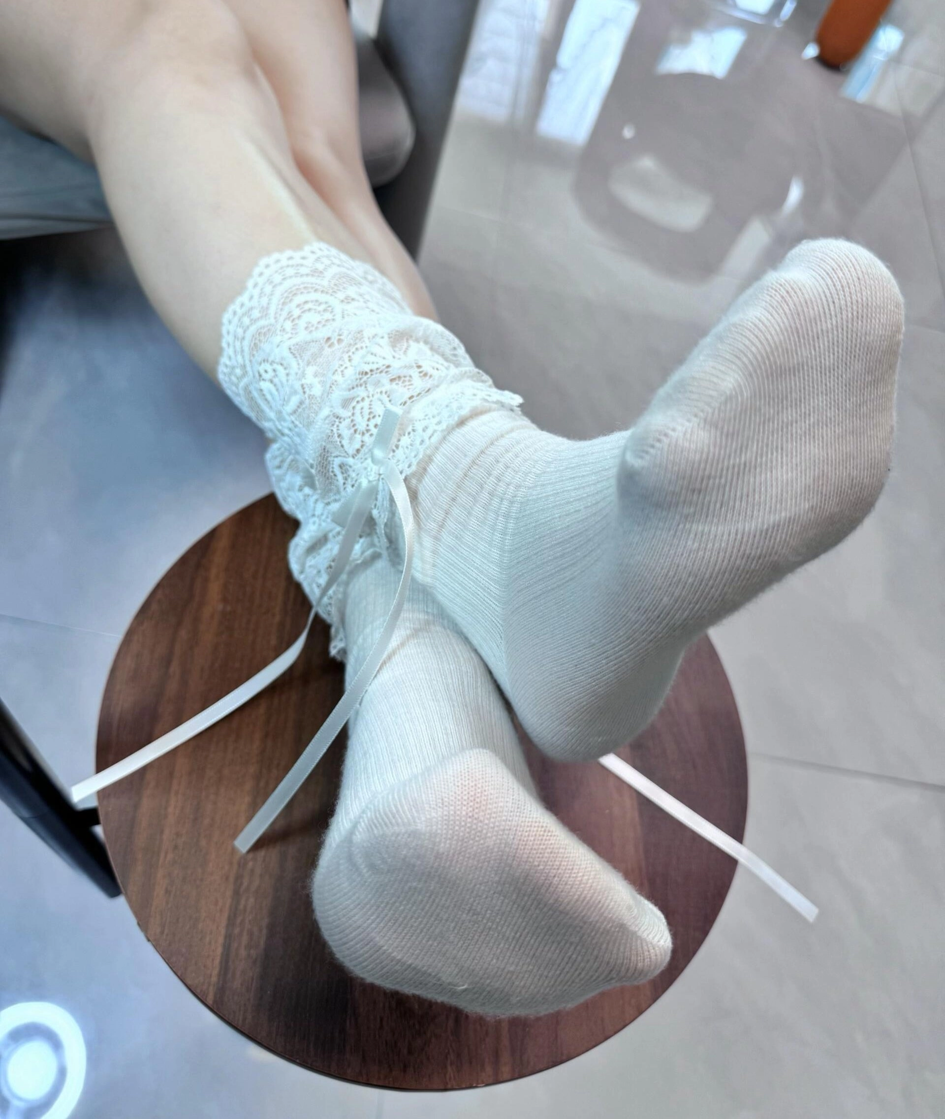 一位女人穿着白色袜子,戴着绳索。