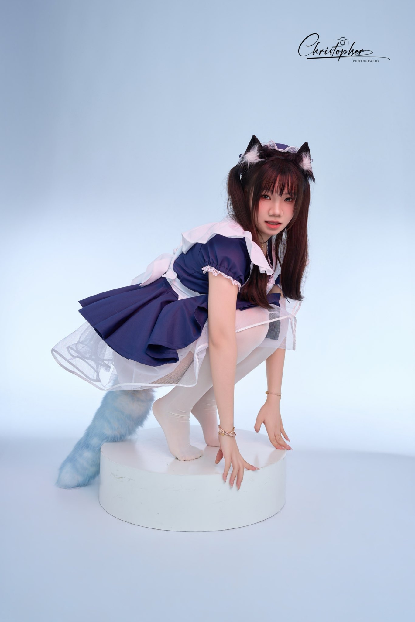 穿着女仆服装的女孩坐在一个白色的球上。