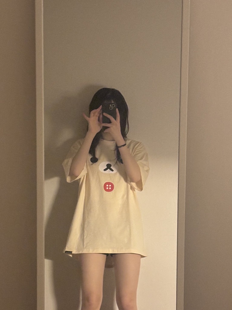 女人在镜子里拍自拍。