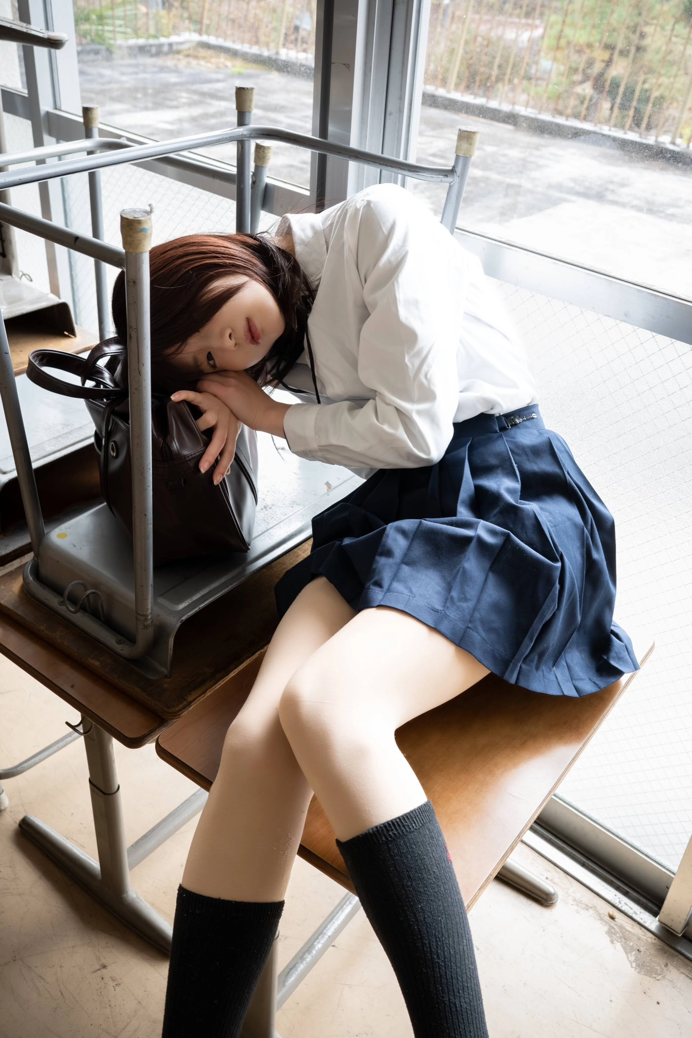 女孩睡在一张桌子上。