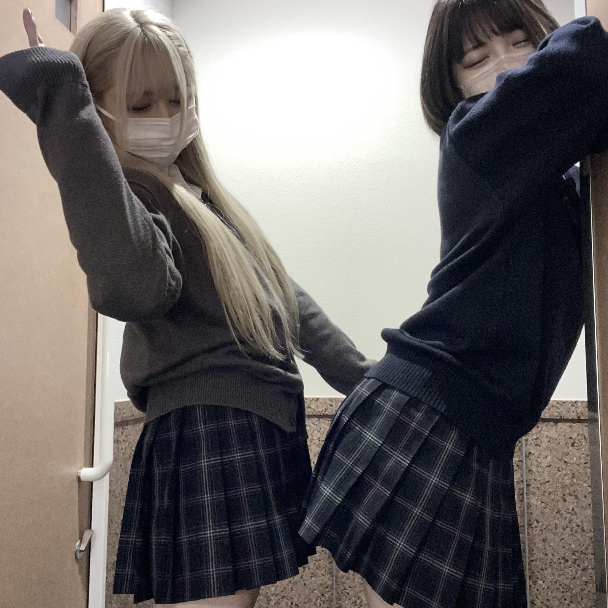 两个女孩戴着面具。