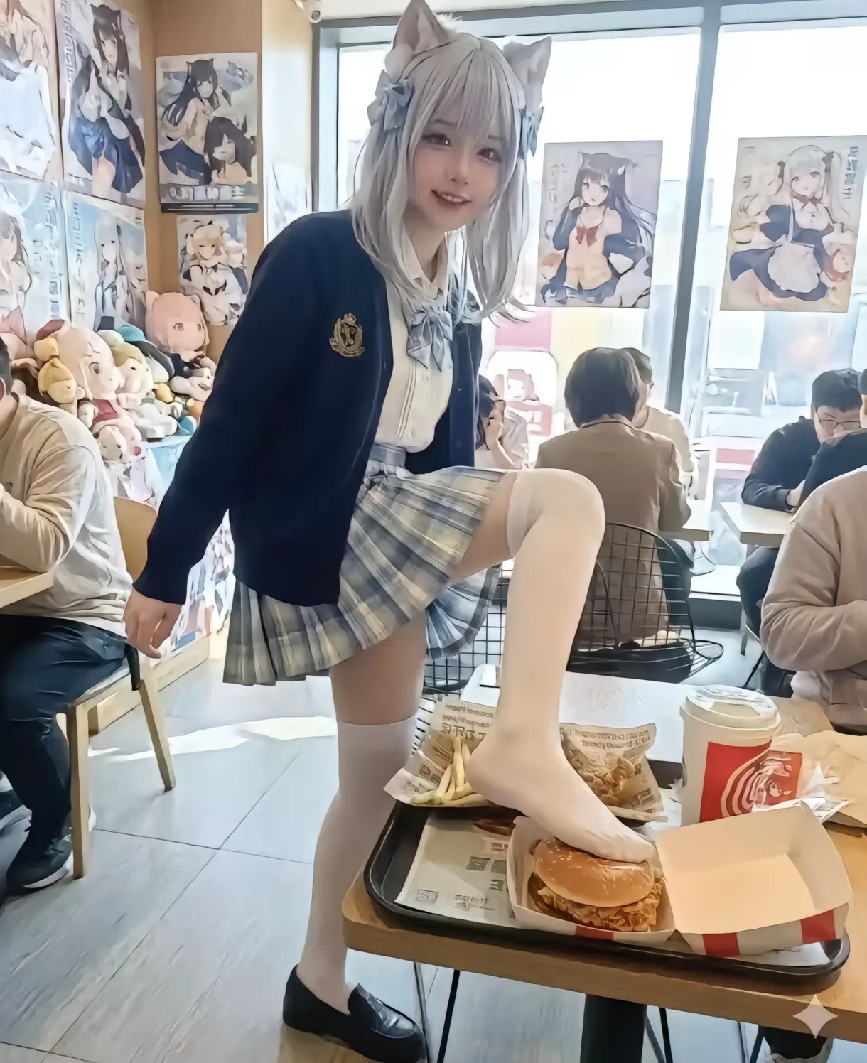 人在三明治里放一只脚。