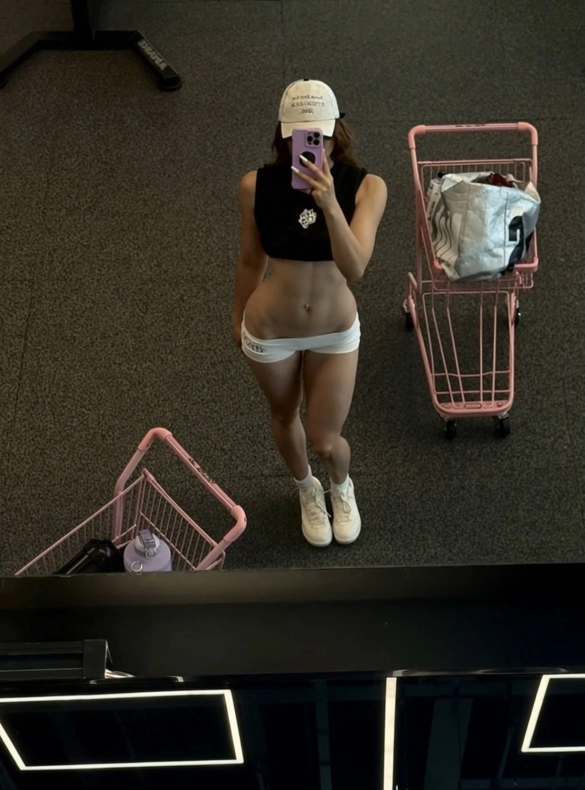 女人在商店里拍个自拍。