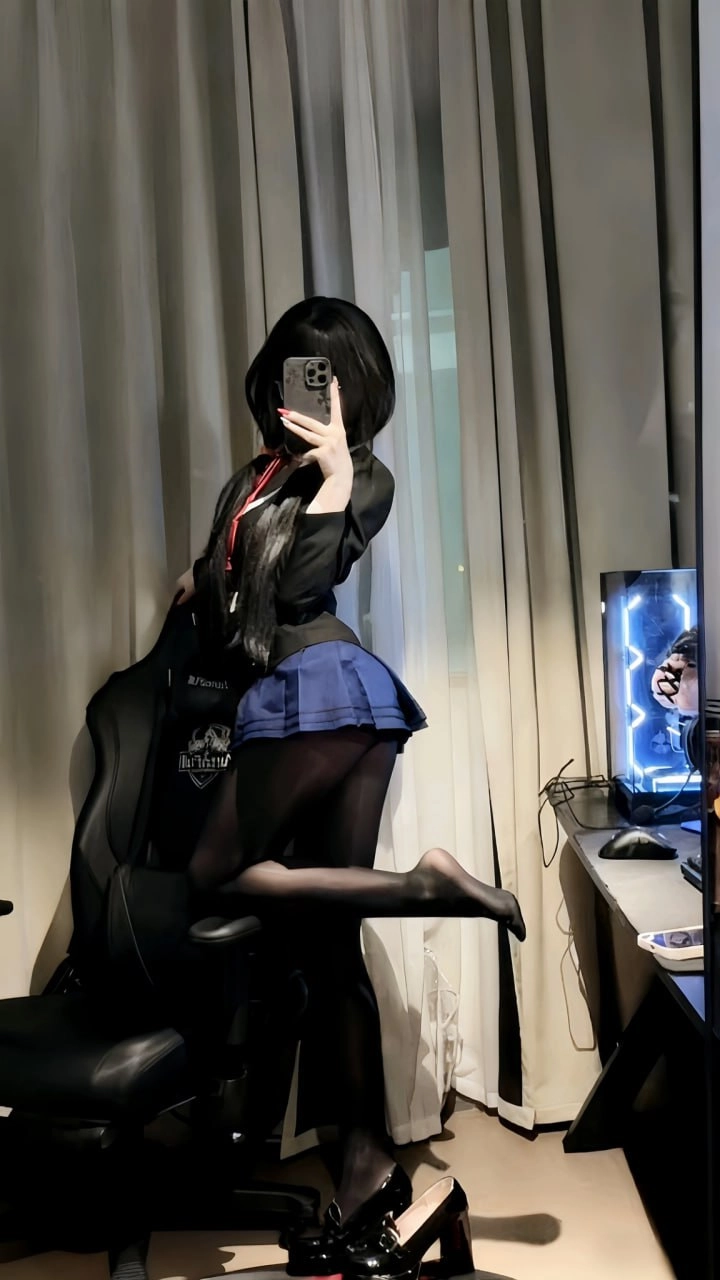 女人在电脑前拍个自拍。