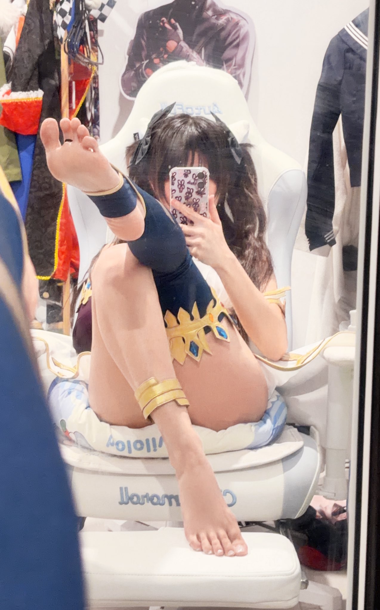 女人在厕所里拍自拍。