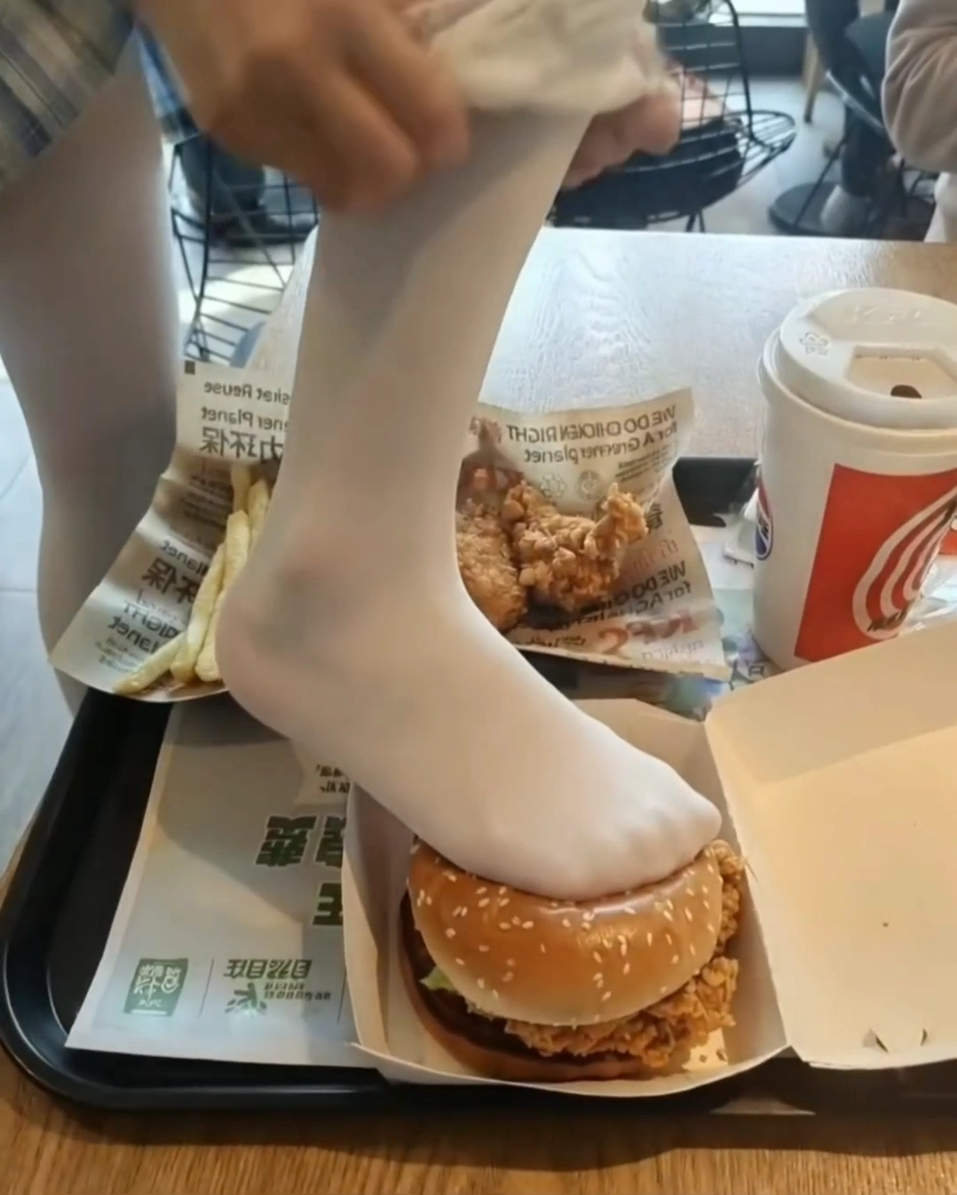 人在三明治里放一只脚。