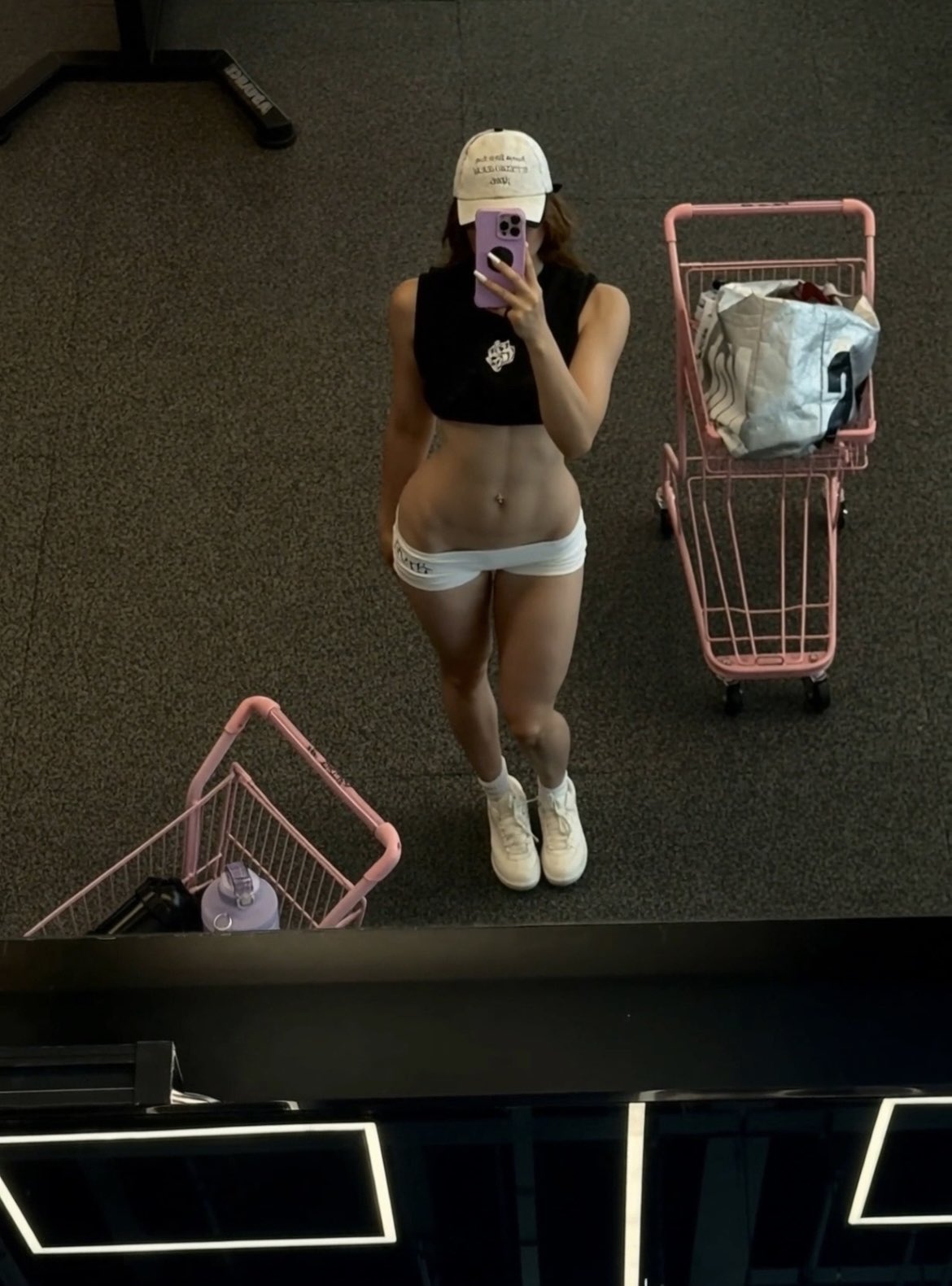 女人在商店里拍个自拍。