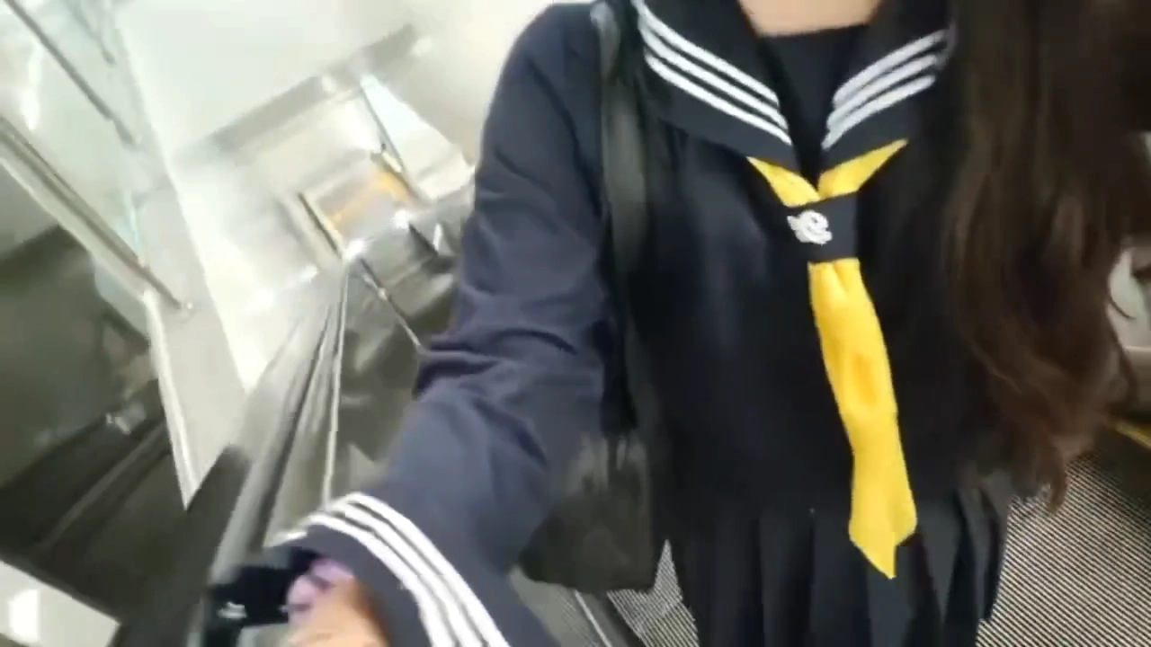 穿着蓝色夹克和一个黄色的领带的女人。