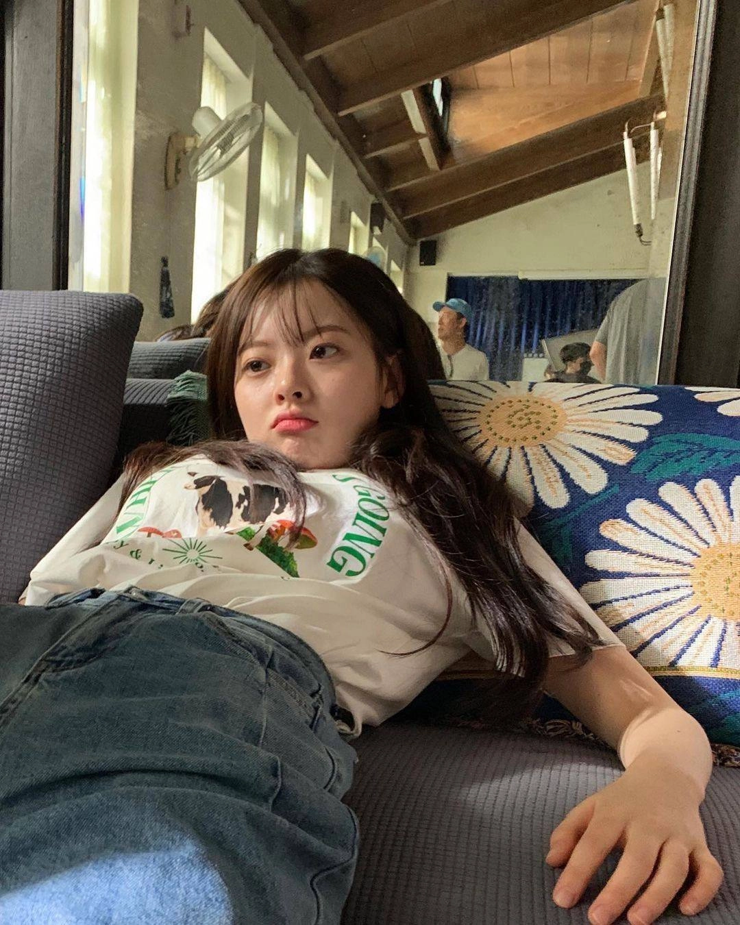 有脸的女孩躺在沙发上。