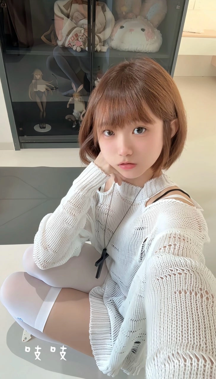 穿着白衬衫和黑裤子的女人坐在一个房间里。