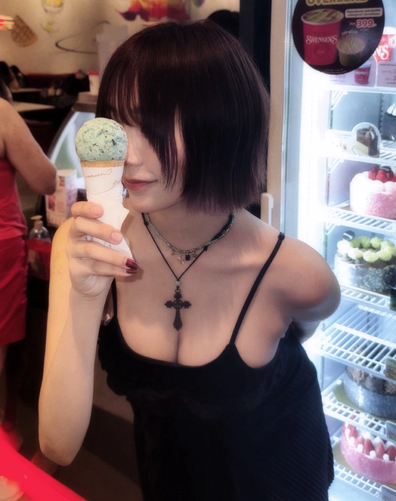 女人拿着一个蓝色冰淇淋。