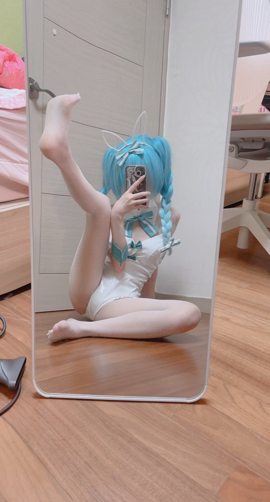 女人在镜子前拍自拍。