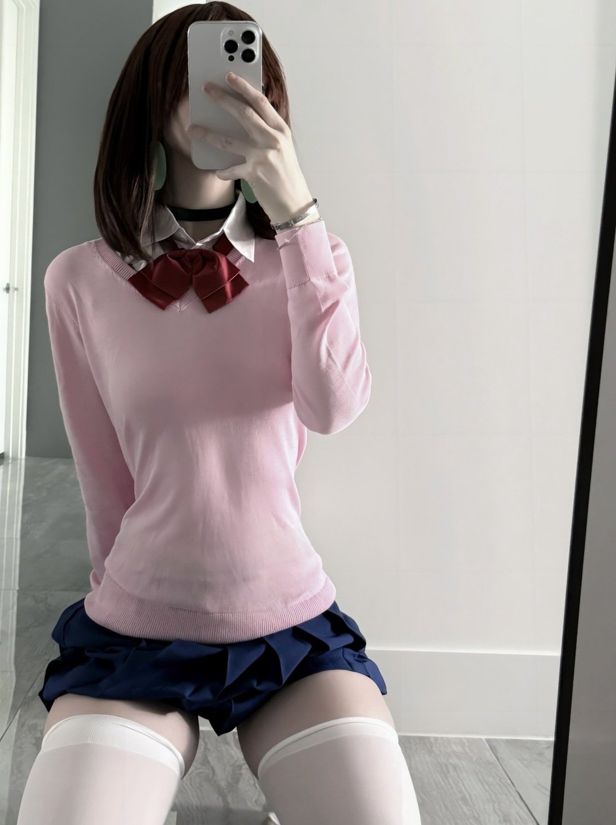 女人用粉红色衬衫和蓝色裙子拍自拍。