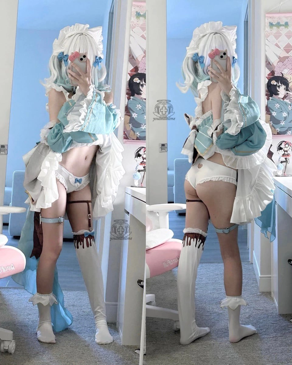 一位穿着蓝色裙子和白色靴子的女人拍了一张自拍。