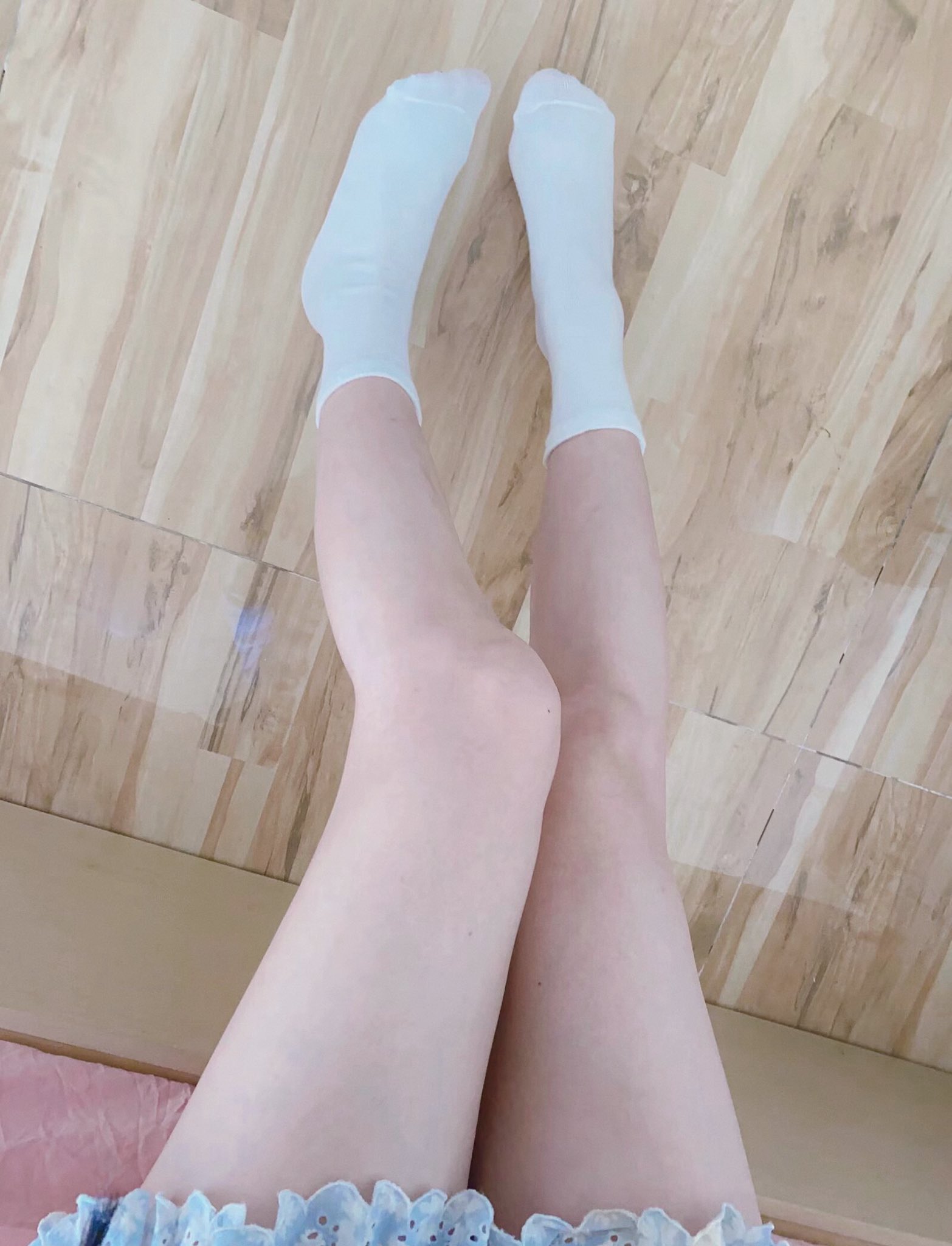 穿着白色袜子的人