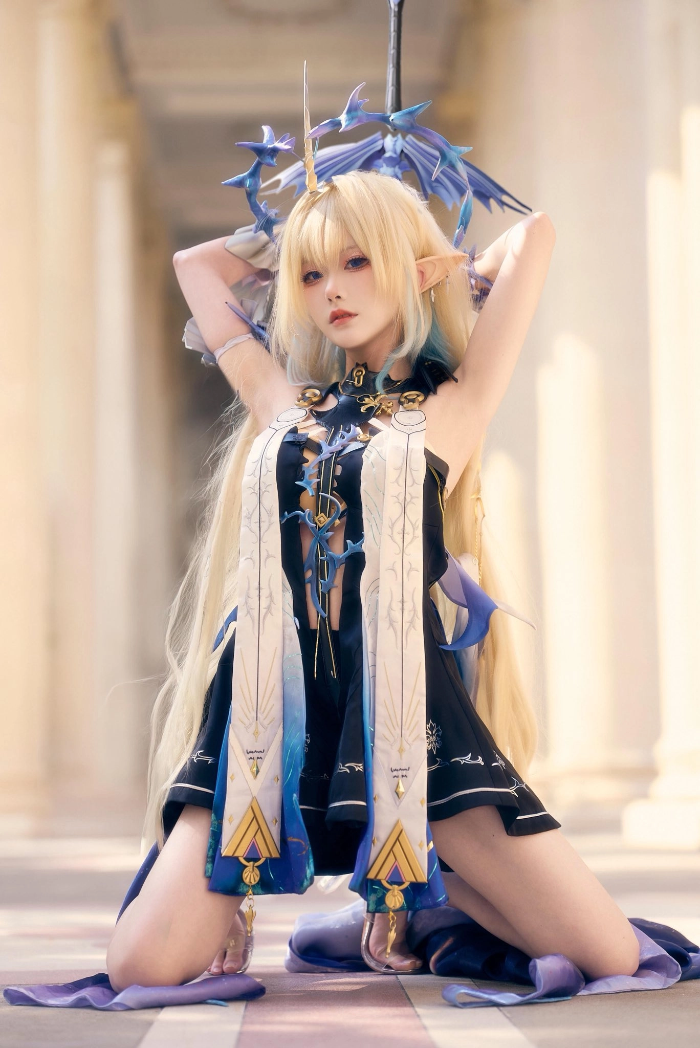 穿着蓝色和白色的裙子和蓝色和白色的项链的女人。