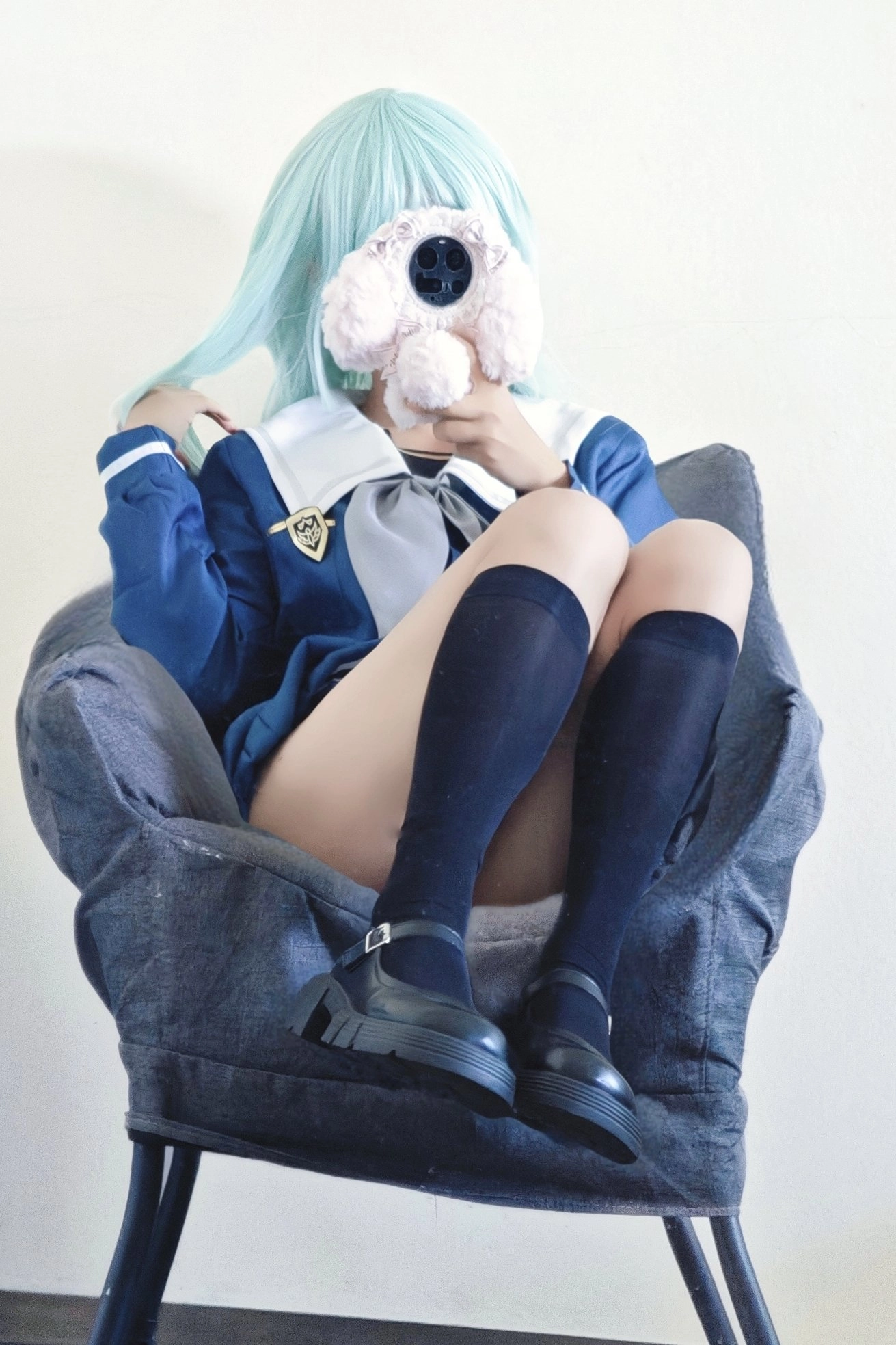 穿着蓝色夹克和黑色袜子的女人正在抱着一只被填满的动物。