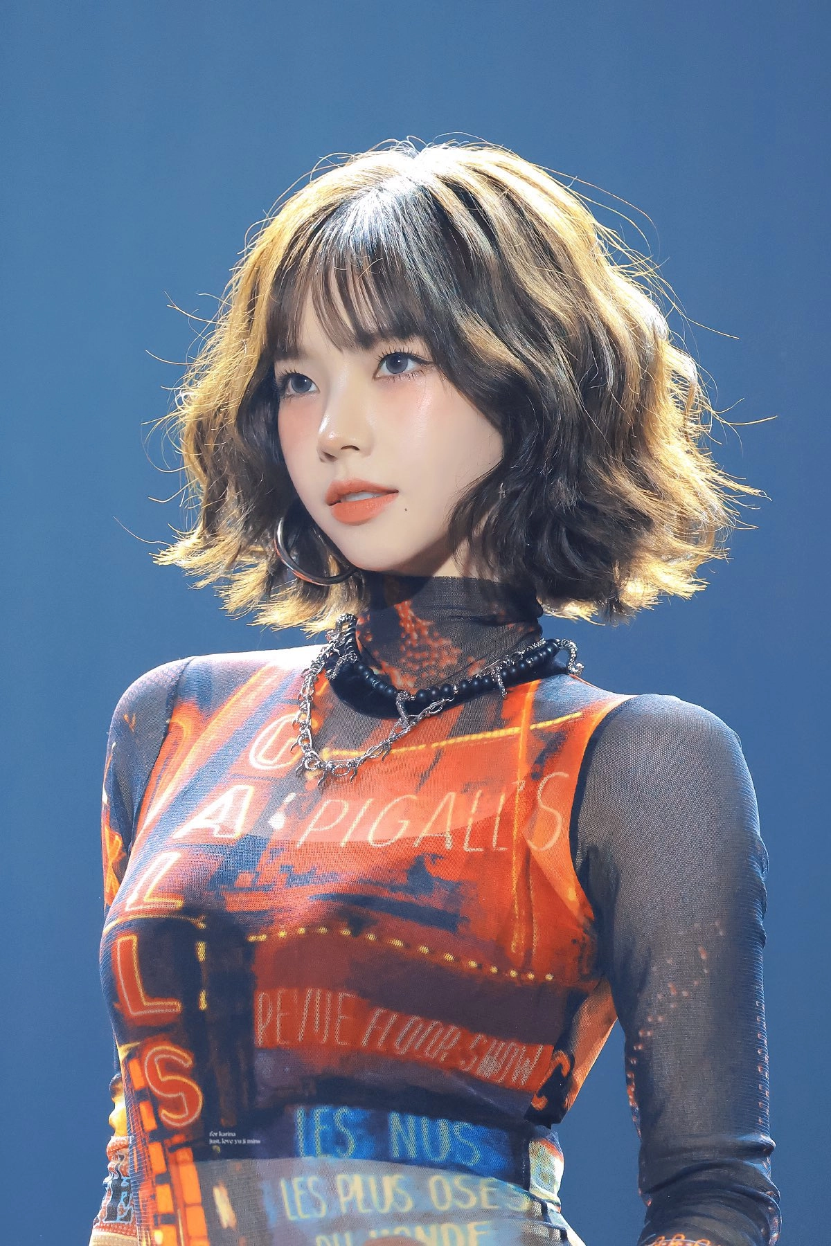 一位穿着红色衬衫和黑色头发的女人正在为一张照片而立场。