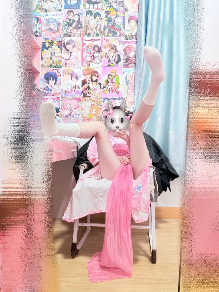 穿着粉红色的裙子和兔子面具的人。