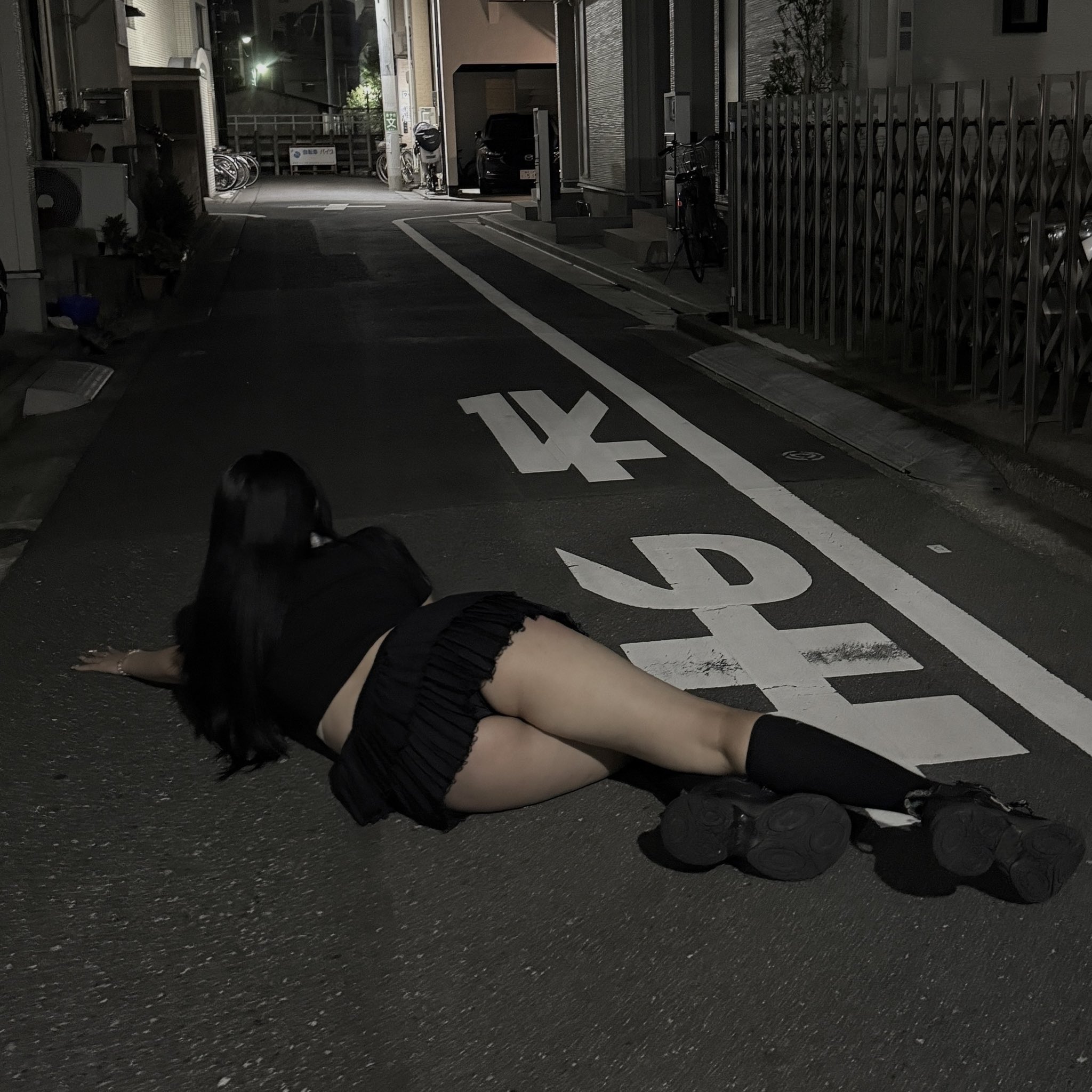 女人躺在街上。