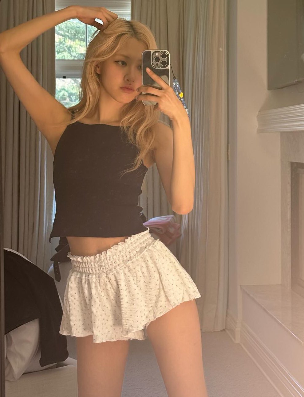 女人在镜子里拍自拍。