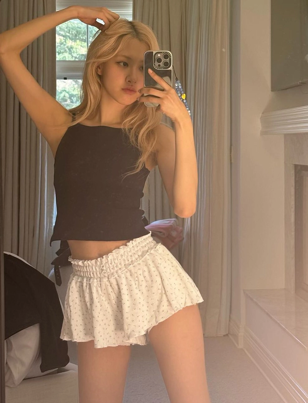 女人在镜子里拍自拍。