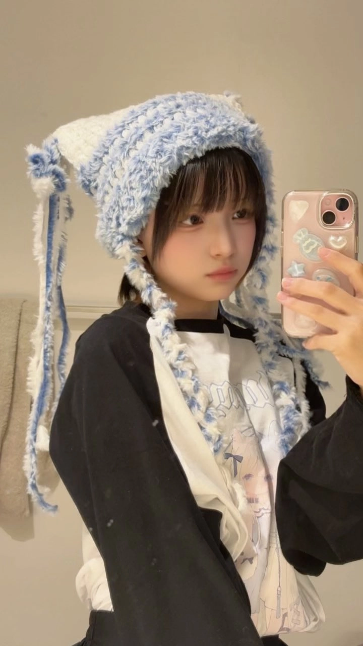 穿着蓝色帽子和白色衬衫的女孩。