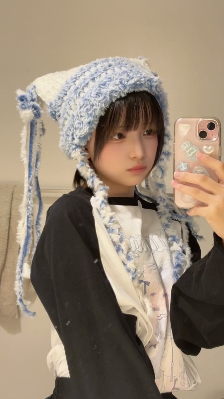 穿着蓝色帽子和白色衬衫的女孩。