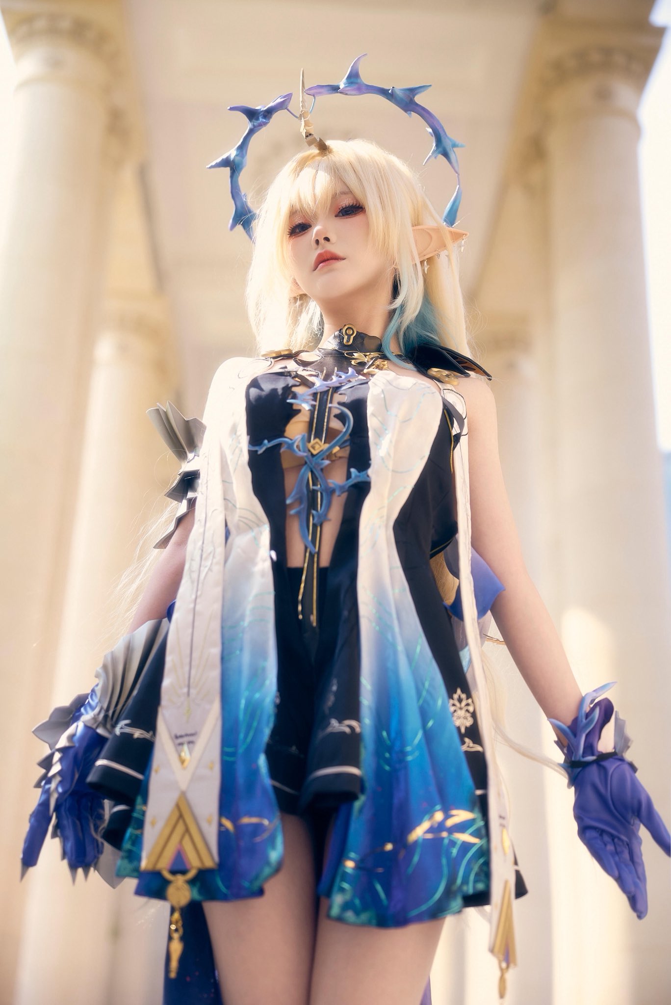 女人穿着蓝色和白色的裙子,头上有一条龙。