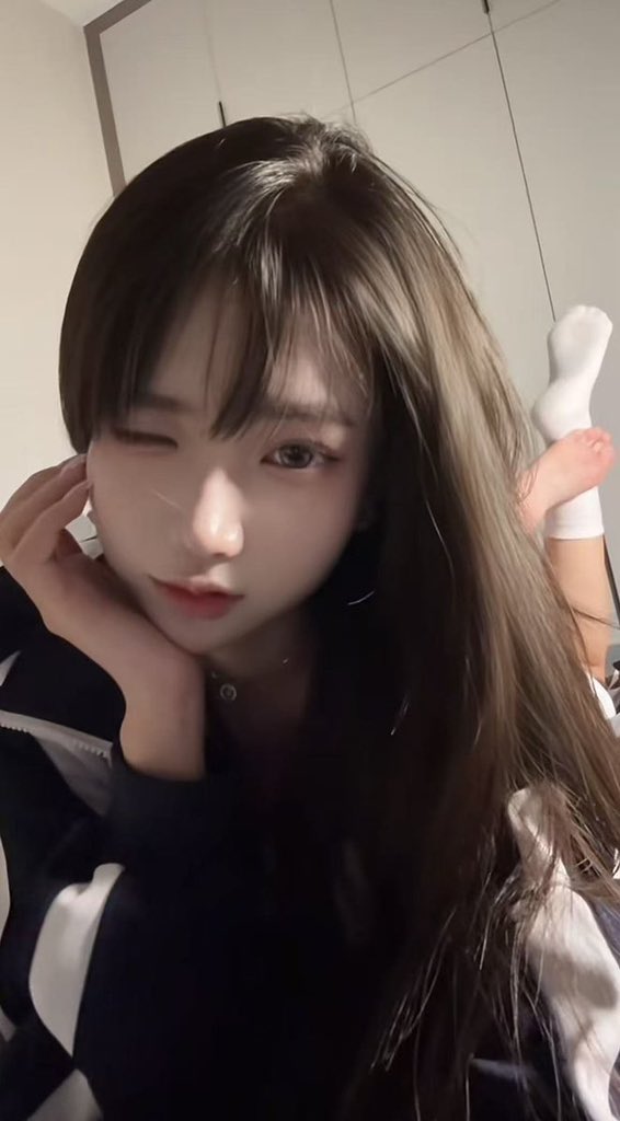 女孩,她的嘴唇上有一只粉红色的唇膏。