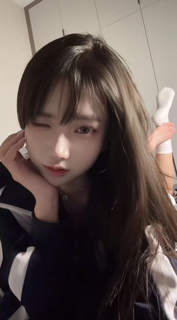 女孩,她的嘴唇上有一只粉红色的唇膏。