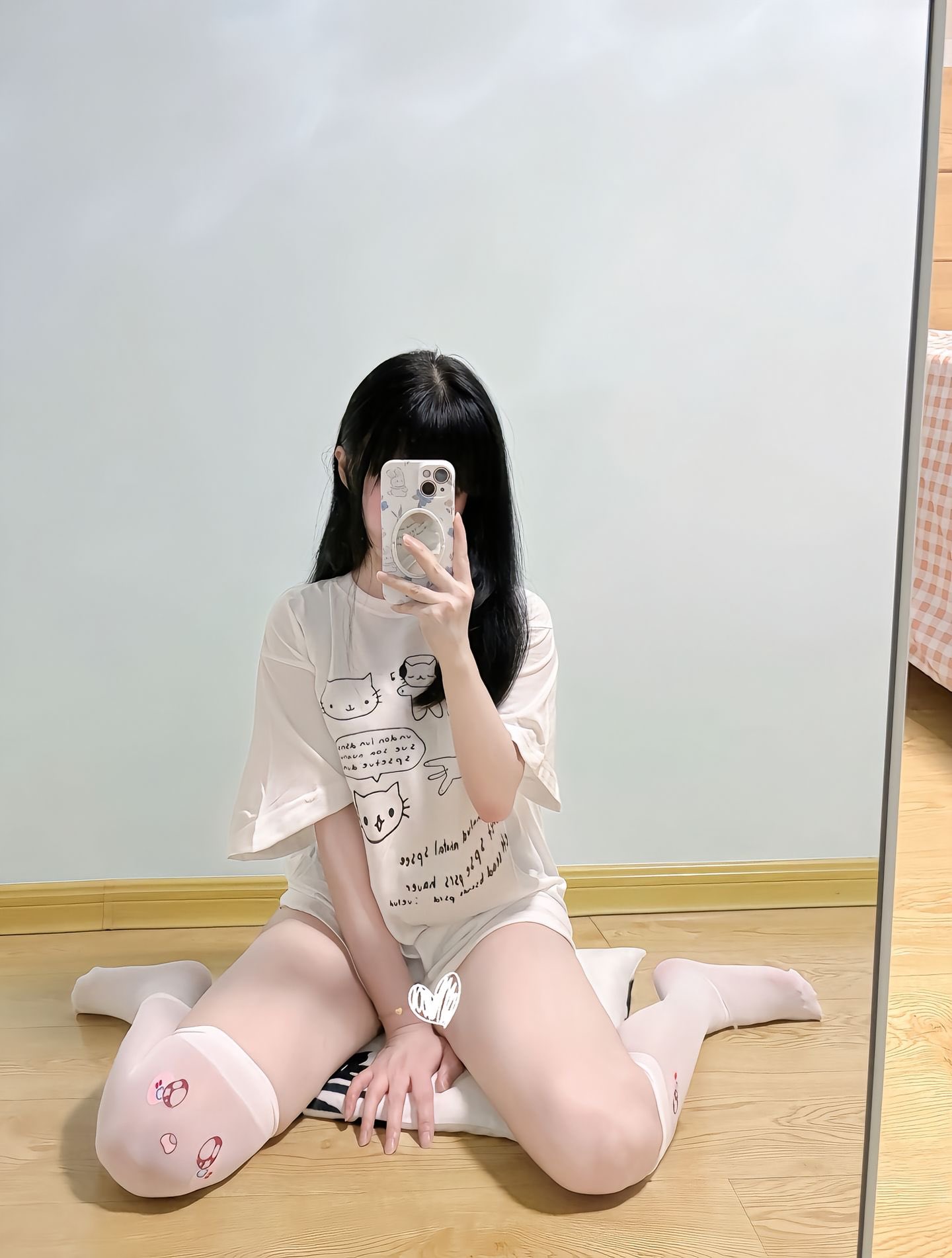 女人在一个房间里拍自拍。