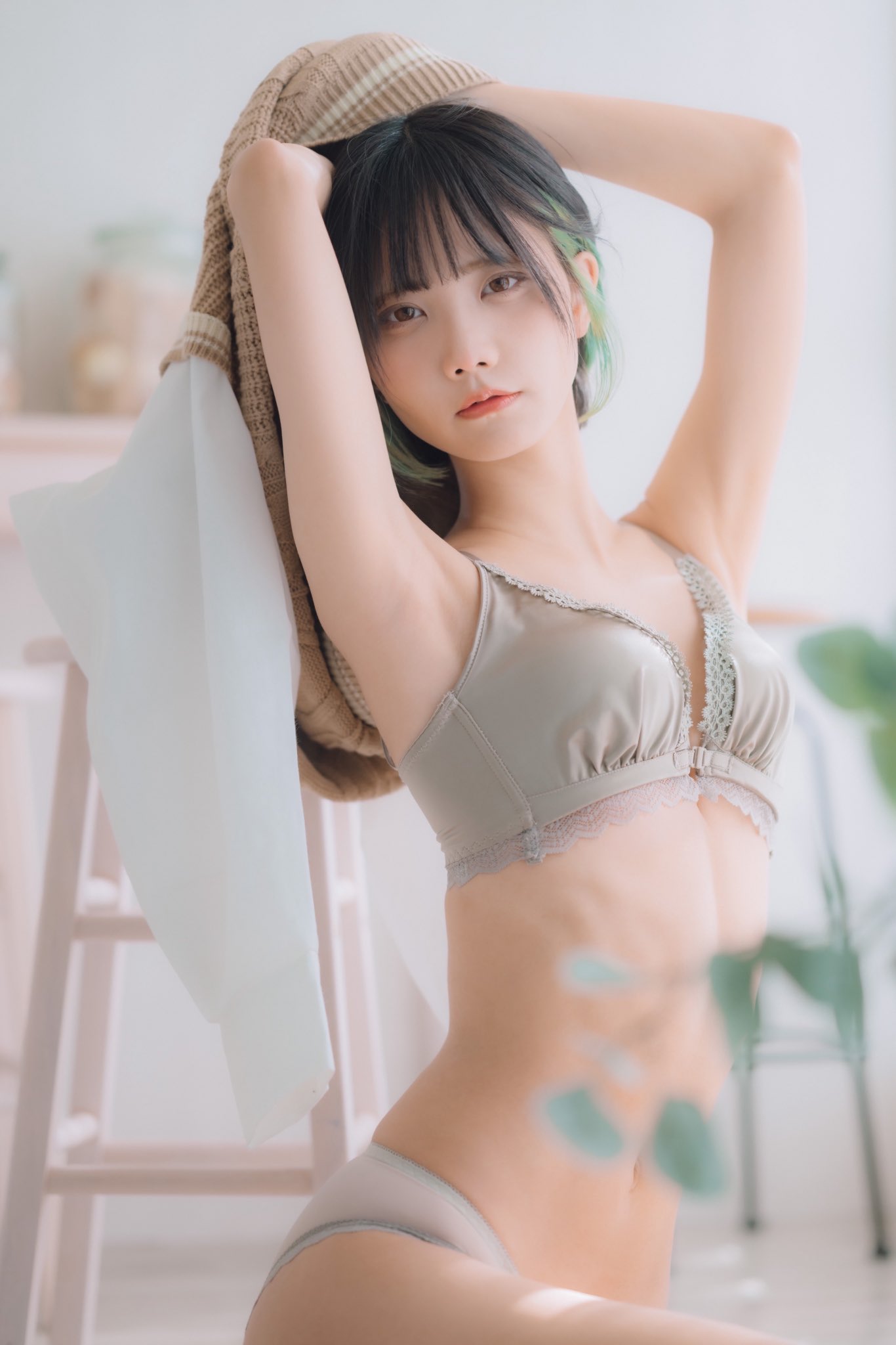 穿着棕色胸罩和一件绿色的衬衫的女人。