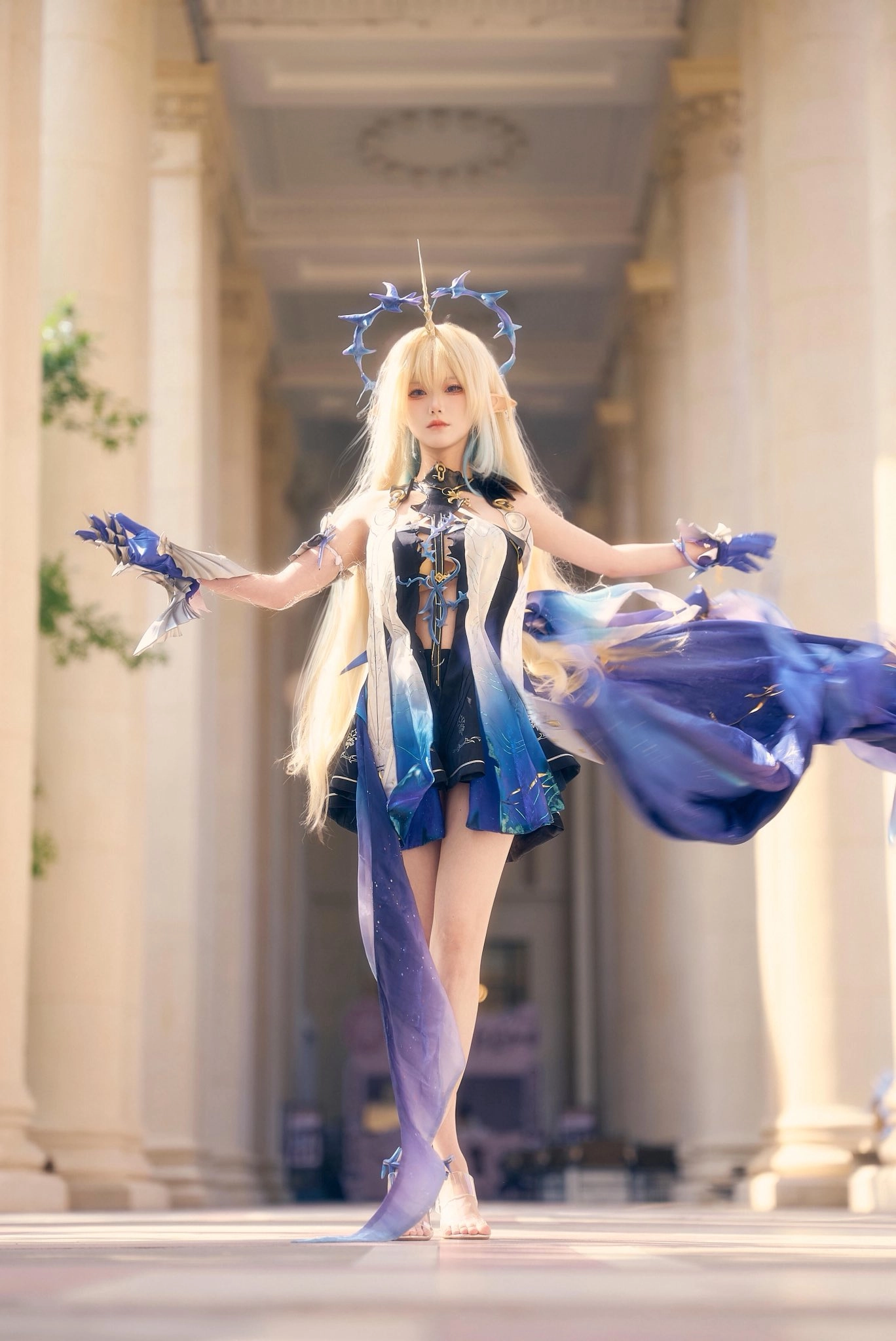 穿着蓝色裙子的女人,有蓝色和紫色的帽子和蓝色和紫色的衬衫。