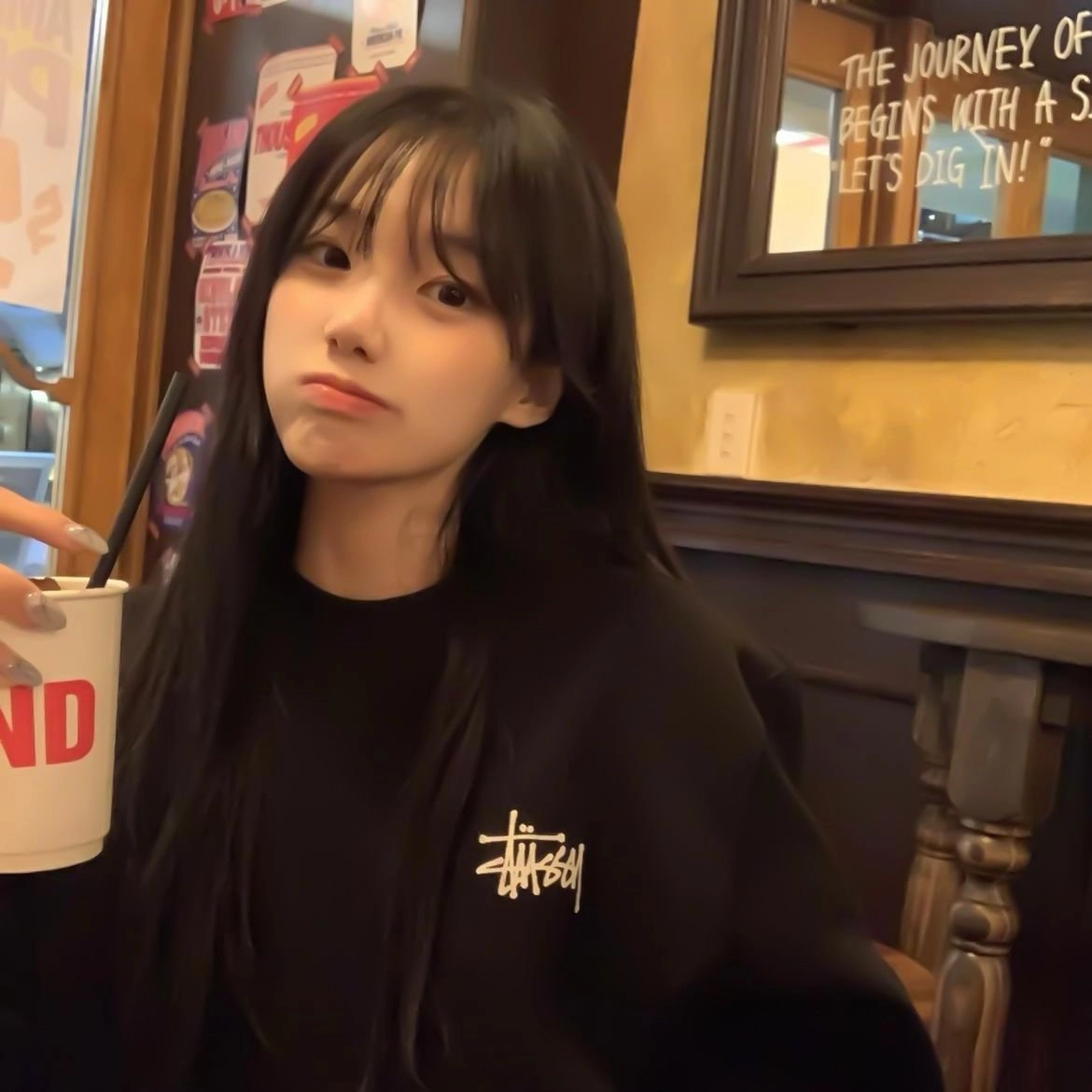 穿着黑色衬衫和红杯的女孩。