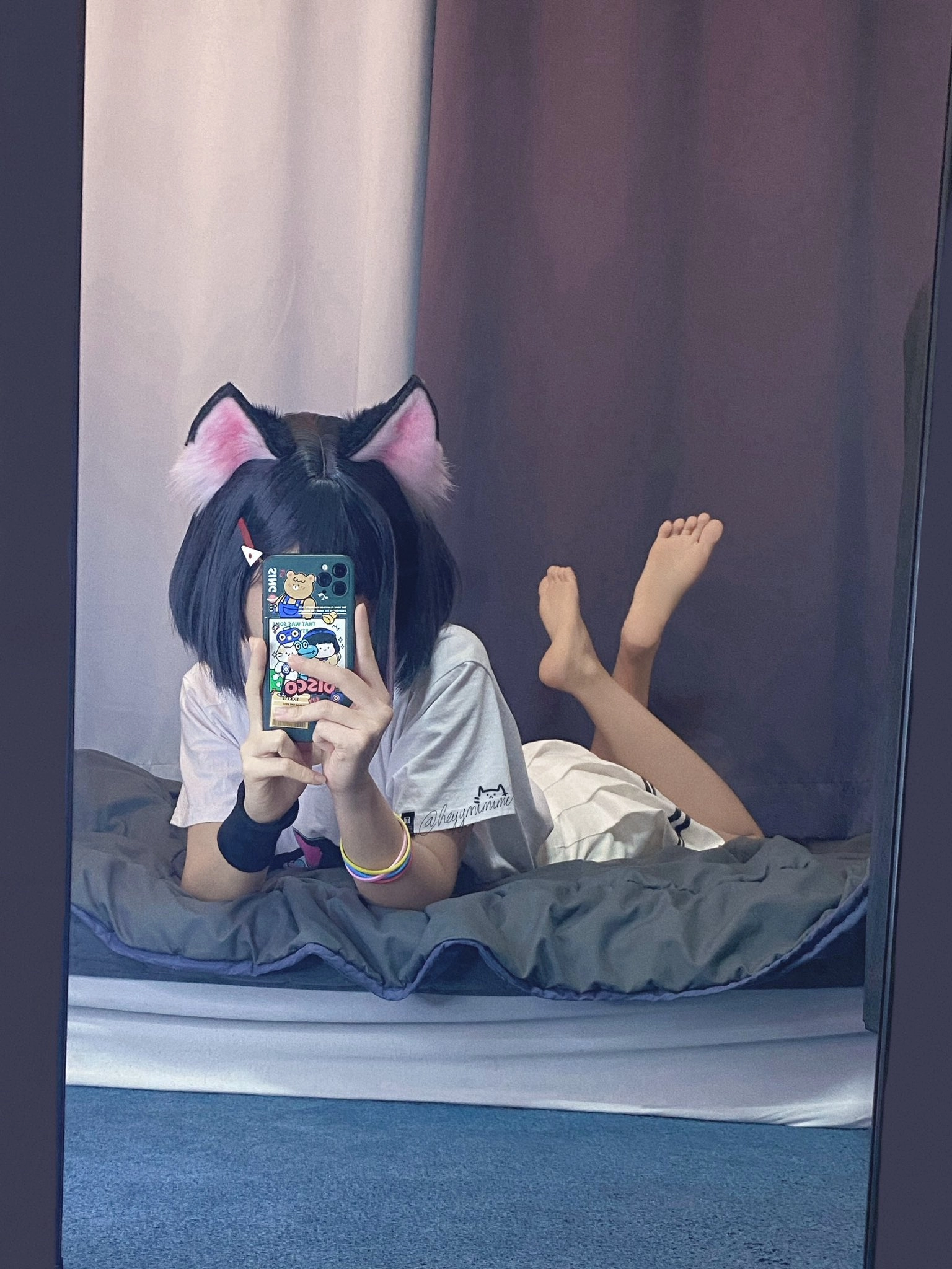 女人用猫耳机拍自拍。