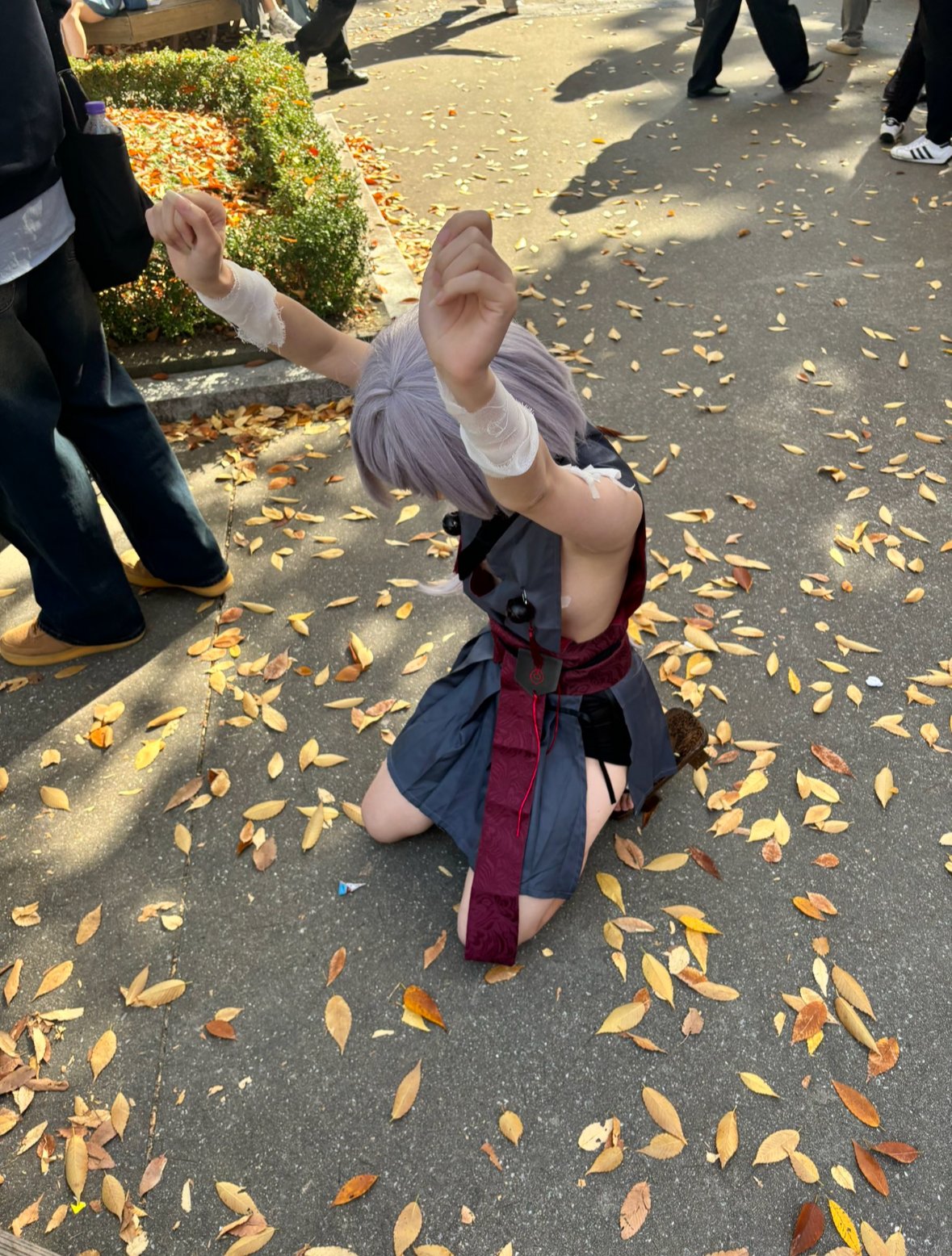 女人跪在地上,手抬起来。