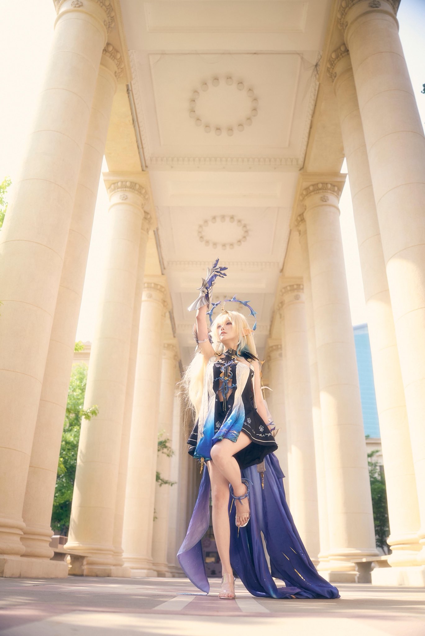 穿着蓝色衣服的女人站在一栋大楼前面。