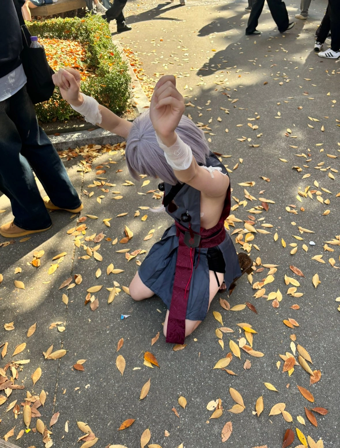 女人跪在地上,手抬起来。