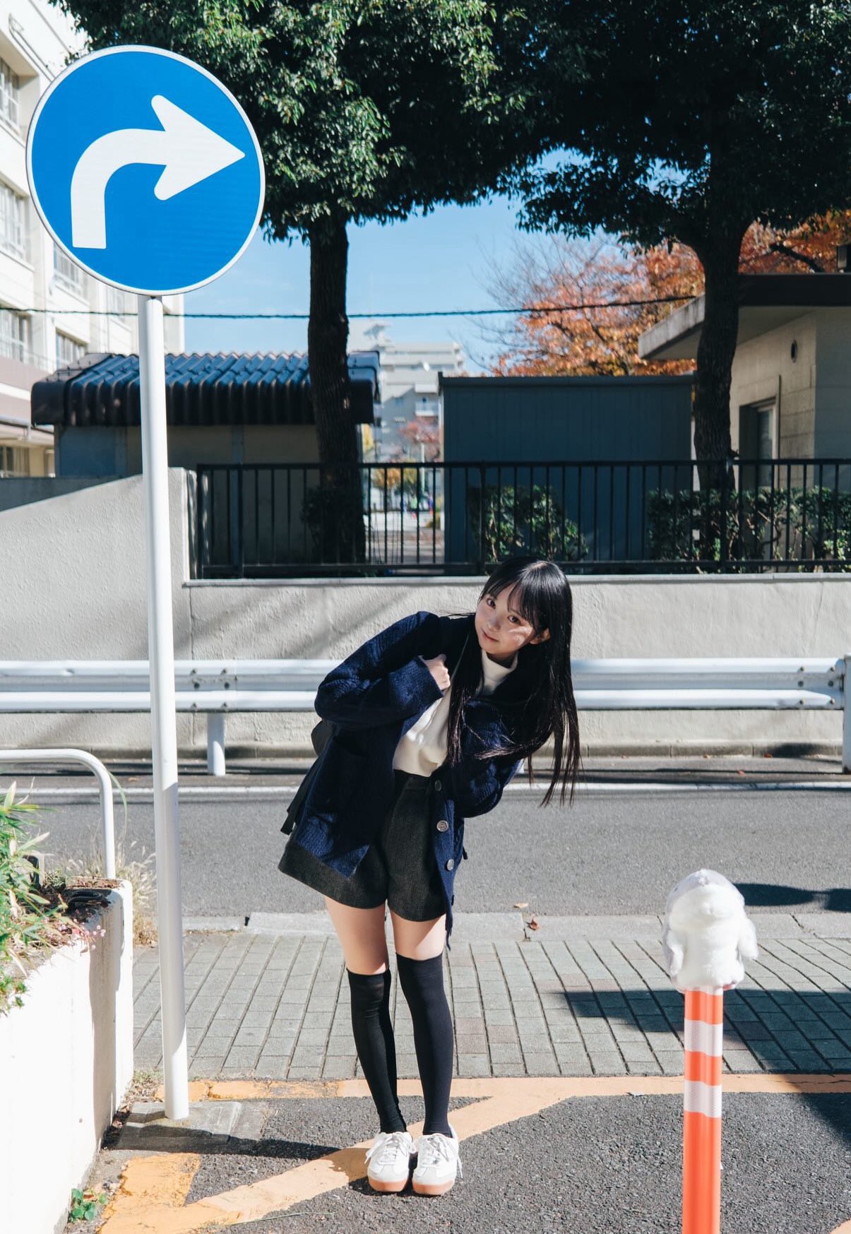 女人在蓝色标志前为一张照片。