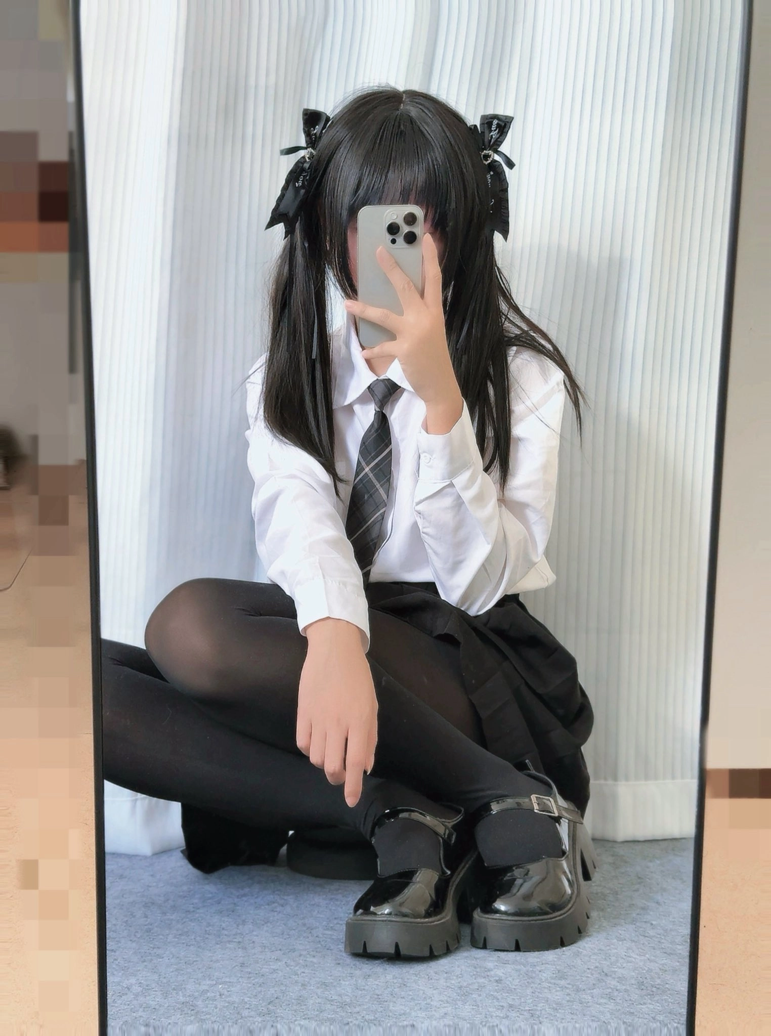 女孩用手机拍自拍。