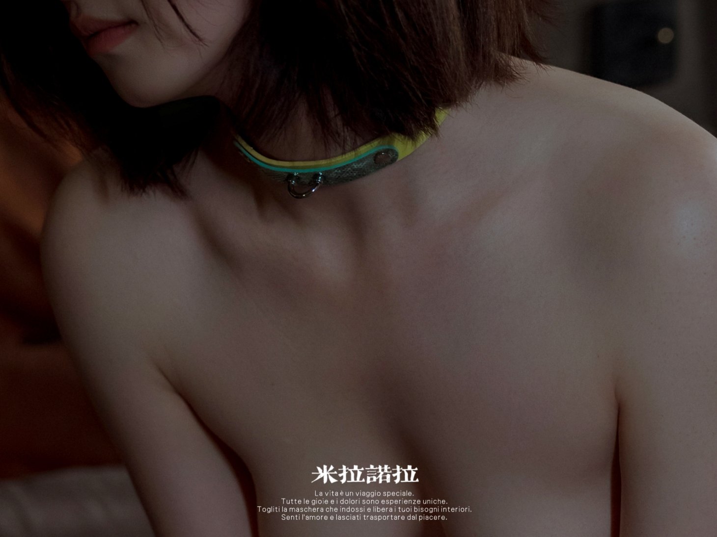 她的脖子上有一条绿色的项链。