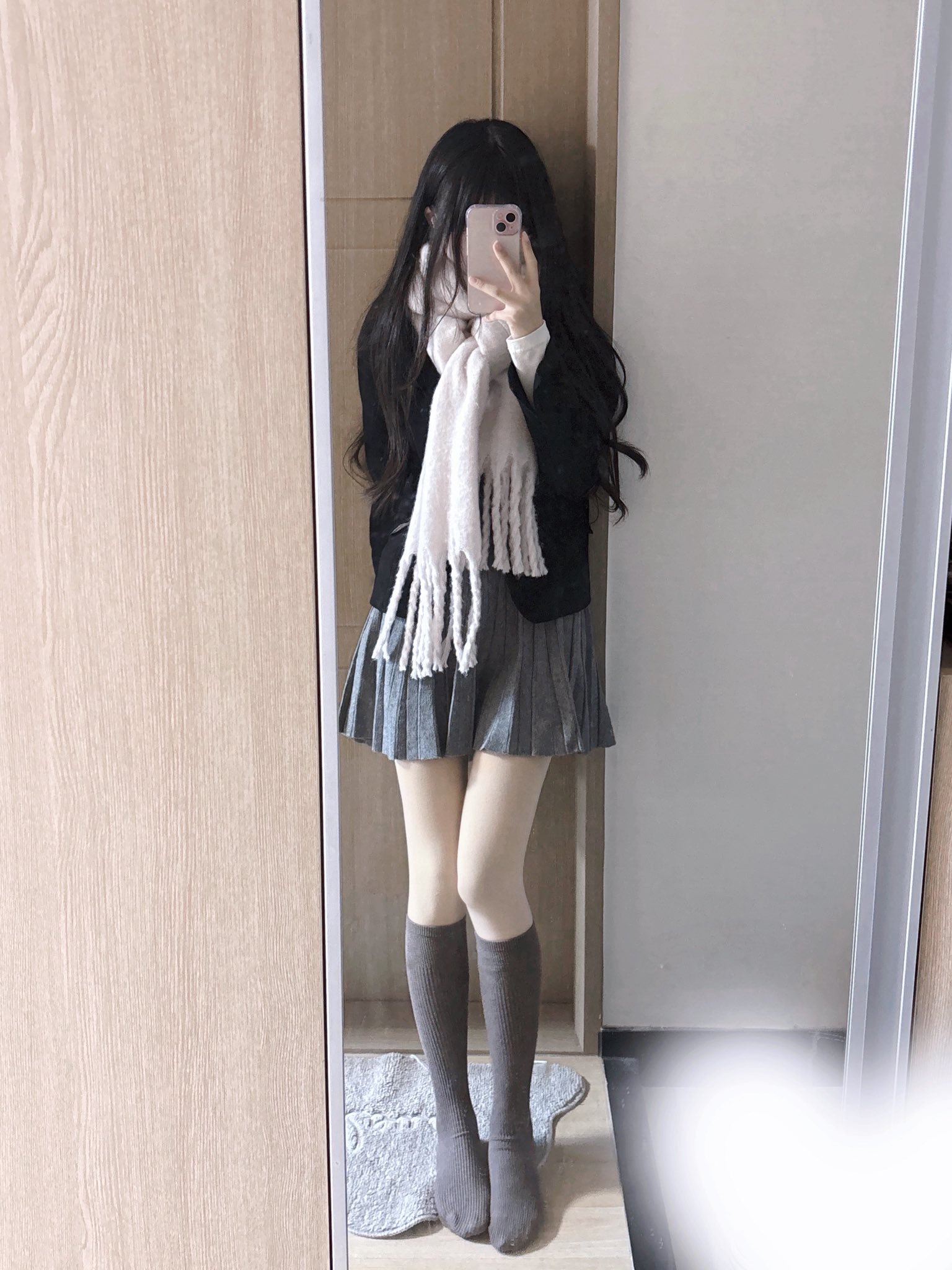 女人在镜子里拍自拍。