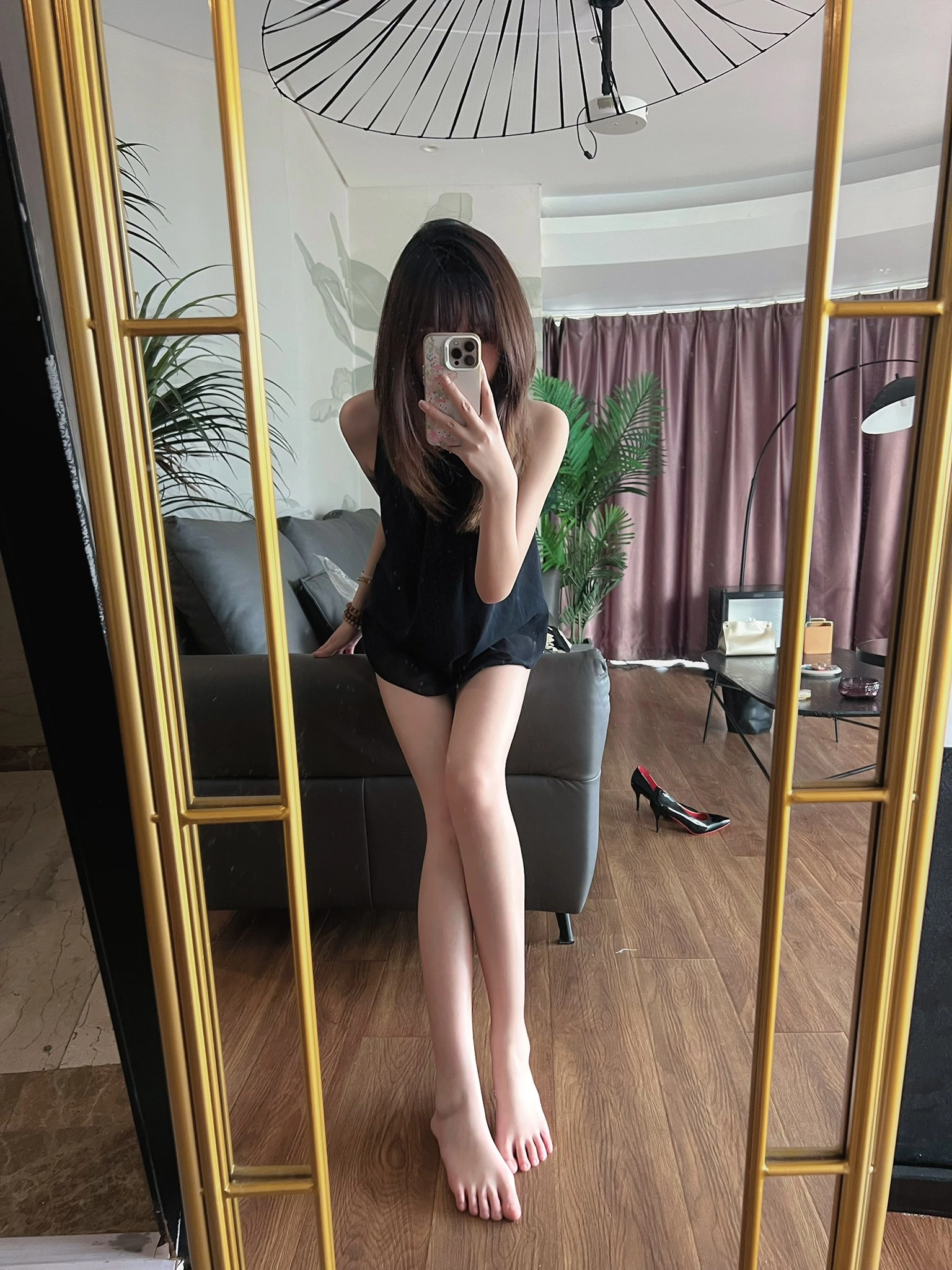 女人在镜子里拍自拍。