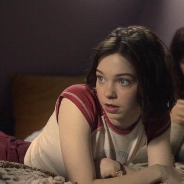 白发的女孩躺在床上。