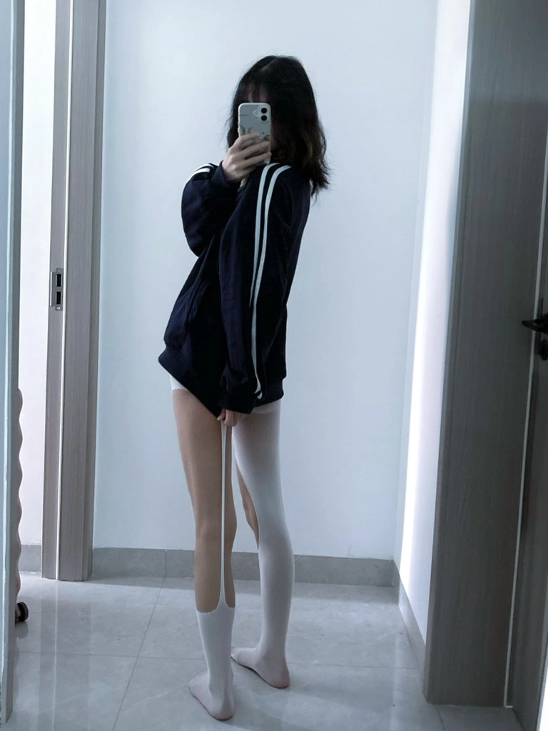 女人在镜子里拍自拍。