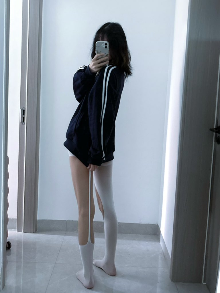 女人在镜子里拍自拍。